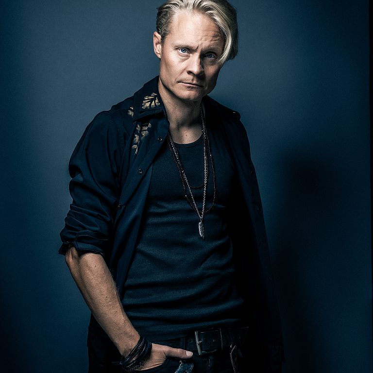 Ollie T    Ollie T (Olli Tukiainen) ist ein finnischer Gitarrist, der vor allem durch seine Arbeit mit den Bands    Poets of the Fall    und    Old Gods of Asgard    bekannt wurde.  Seine Leidenschaft für das Gitarrenspiel entdeckte er im Alter von 12 Ja